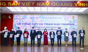 Lãnh đạo Công đoàn EVNHANOI trao giải tương tác cho các tập thể đoạt giải cuộc thi “Chào xuân Nhâm Dần”