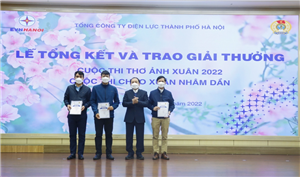 Ông Phùng Lê Dũng, Chủ tịch Công đoàn Tổng công ty trao giải Ba cho các tập thể đoạt giải cuộc thi “Chào xuân Nhâm Dần”