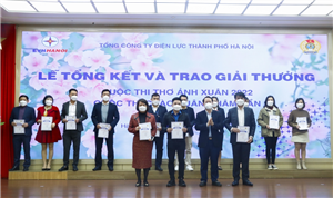 Ông Nguyễn Quang Trung, Phó Tổng giám đốc Tổng công ty trao giải Ba cho các tác giả đoạt giải Ba thể loại Ảnh