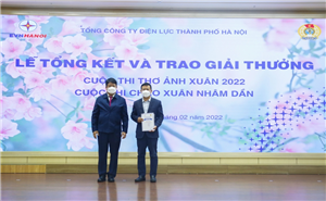 Ông Nguyễn Anh Tuấn, Thành ủy viên, Chủ tịch Hội đồng thành viên Tổng công ty trao giải Nhất cho đơn vị đoạt giải cuộc thi “Chào xuân Nhâm Dần”.