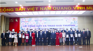 Các đồng chí lãnh đạo tham dự buổi lễ chụp ảnh lưu niệm với các tác giả đoạt giải tại buổi lế