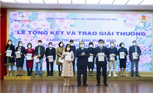 Ông Phùng Lê Dũng, Chủ tịch Công đoàn Tổng công ty trao giải Nhì cho các cá nhân đoạt giải thể loại Thơ