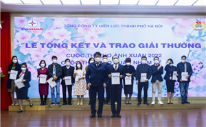 Ông Nguyễn Anh Tuấn, Chủ tịch Hội đồng thành viên EVNHANOI trao giải Nhất cho tác giả đoạt giải thể loại Thơ