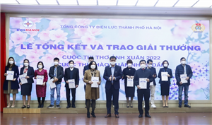 Ông Trần Văn Thương- Thành viên Hội đồng thành viên Tổng công ty trao giải Ba cho các tác giả đoạt giải thể loại Thơ