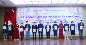 Bà Tô Lan Phương và bà Nguyễn Thị Thúy Hạnh - Phó Chủ tịch Công đoàn Tổng công ty trao giải Khuyến khích cho các cá nhân đoạt giải thể loại Thơ