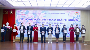Lãnh đạo Công đoàn EVNHANOI trao giải Khuyến khích cho các tác giả đoạt giải thể loại Ảnh