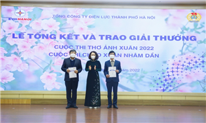 Bà Nguyễn Kim Thanh, Phó Chủ tịch Công đoàn Điện lực VN trao giải Nhì cho các tập thể đoạt giải cuộc thi “Chào xuân Nhâm Dần”

