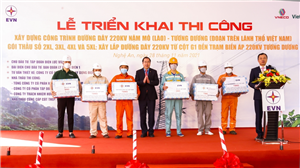 04 Chủ tịch Công đoàn Điện lực Việt Nam Đỗ Đức Hùng đã trao số tiền 50 triệu đồng cho các đơn vị thi công trên công trường.