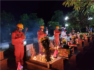 04 CBCNV PC Hà Tĩnh thắp hương tưởng nhớ các anh hùng Liệt sĩ
