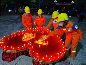 02 CBCNV PC Hà Tĩnh thắp hương tưởng nhớ các anh hùng Liệt sĩ