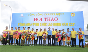 03 Chủ tịch Công đoàn Điện lực Việt Nam Đỗ Đức Hùng và các lãnh đạo Tổng công ty Phát điện 1 trao Cờ lưu niệm và tặng hoa cho các đoàn tham gia Hội thao tại Lễ khai mạc