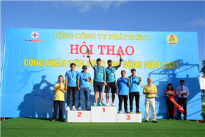09 Lãnh đạo Tổng công ty và Công đoàn Tổng công ty Phát điện 1 trao giải cho các VĐV