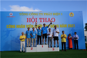 10 Lãnh đạo Tổng công ty và Công đoàn Tổng công ty Phát điện 1 trao giải cho các VĐV
