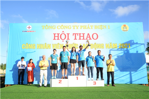 11 Lãnh đạo Tổng công ty và Công đoàn Tổng công ty Phát điện 1 trao giải cho các VĐV