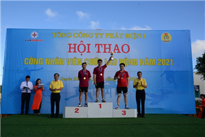 12 Lãnh đạo Tổng công ty và Công đoàn Tổng công ty Phát điện 1 trao giải cho các VĐV
