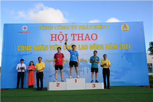 13 Lãnh đạo Tổng công ty và Công đoàn Tổng công ty Phát điện 1 trao giải cho các VĐV