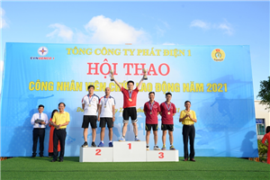 14 Lãnh đạo Tổng công ty và Công đoàn Tổng công ty Phát điện 1 trao giải cho các VĐV