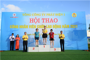 15 Lãnh đạo Tổng công ty và Công đoàn Tổng công ty Phát điện 1 trao giải cho các VĐV