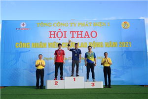 16 Lãnh đạo Tổng công ty và Công đoàn Tổng công ty Phát điện 1 trao giải cho các VĐV