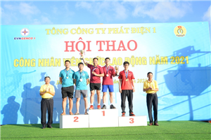17 Lãnh đạo Tổng công ty và Công đoàn Tổng công ty Phát điện 1 trao giải cho các VĐV