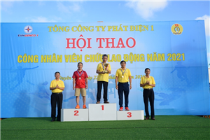 18 Lãnh đạo Tổng công ty và Công đoàn Tổng công ty Phát điện 1 trao giải cho các VĐV