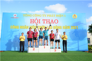 19 Lãnh đạo Tổng công ty và Công đoàn Tổng công ty Phát điện 1 trao giải cho các VĐV