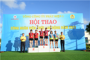 20 Lãnh đạo Tổng công ty và Công đoàn Tổng công ty Phát điện 1 trao giải cho các VĐV
