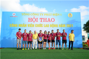 21 Lãnh đạo Tổng công ty và Công đoàn Tổng công ty Phát điện 1 trao giải Ba cho đội thi đấu môn Kéo co Nam - Nữ