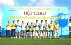 22 Lãnh đạo Tổng công ty và Công đoàn Tổng công ty Phát điện 1 trao giải Nhì cho đội thi đấu môn Kéo co Nam - Nữ