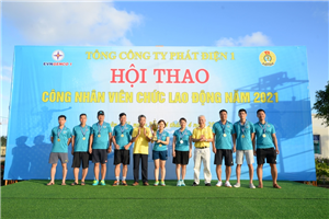 23 Lãnh đạo Tổng công ty và Công đoàn Tổng công ty Phát điện 1 trao giải Nhất cho đội thi đấu môn Kéo co Nam - Nữ