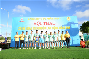 24 Lãnh đạo Tổng công ty và Công đoàn Tổng công ty Phát điện 1 trao giải Ba cho đội Bóng đá Nam