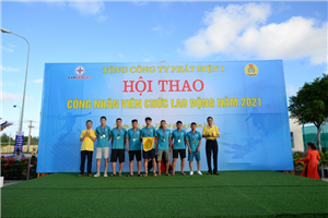25 Lãnh đạo Tổng công ty và Công đoàn Tổng công ty Phát điện 1 trao giải Nhì cho đội Bóng đá Nam