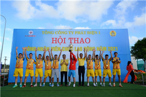 26 Lãnh đạo Tổng công ty và Công đoàn Tổng công ty Phát điện 1 trao cúp vô địch cho đội Bóng đá Nam