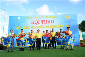 27 Lãnh đạo Tổng công ty và Công đoàn Tổng công ty Phát điện 1 trao giải Ba toàn đoàn cho các đội
