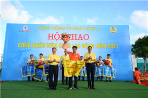 29 Lãnh đạo Tổng công ty và Công đoàn Tổng công ty Phát điện 1 trao giải Nhất toàn đoàn cho Công ty Nhiệt điện Uông Bí