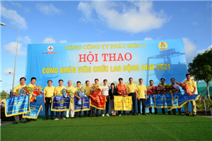 30 Lãnh đạo Công đoàn ĐLVN và Tổng công ty Phát điện 1 trao giải toàn đoàn cho các đơn vị