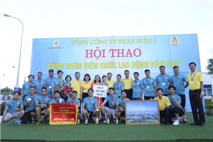 31 Lãnh đạo Tổng công ty và Công đoàn Tổng công ty Phát điện 1 chụp ảnh lưu niệm với VĐV Công ty Nhiệt điện Uông Bí đội đoạt giải Nhất toàn đoàn Hội thao