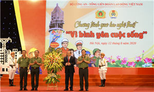 01 Phó Thủ tướng Chính phủ Trương Hòa Bình tặng hoa chúc mừng 75 năm Ngày truyền thống lực lượng Công an nhân dân