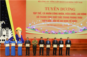 06 Lãnh đạo Bộ Công an tẳng kỷ niệm chương "Vì bình yên cuộc sống" cho các cá nhân