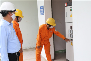 03 Công nhân Điện lực Hải Châu, Công ty Điện lực Đà Nẵng kiểm tra nguồn điện lưới cấp điện cho Bệnh viện dã chiến Cung thể thao Tiên Sơn