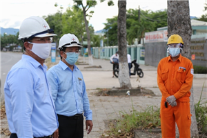 09 Lãnh đạo Công ty Đà Nẵng trực tiếp đến hiện trường để nhắc nhở công nhân tuyệt đối mang bảo hộ lao động, trang bị phòng dịch đầy đủ trước khi vào khu vực của Bệnh viện dã chiến Hòa Vang