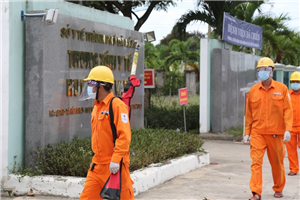 10 Nhân viên đi kiểm tra thiết bị