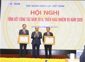 01 Thủ tướng Chính phủ Nguyễn Xuân Phúc trao Huân chương Lao động hạng Nhất cho ông Dương Quang Thành - Bí thư Đảng ủy, Chủ tịch HĐTV EVN và ông Trần Đình Nhân - Tổng giám đốc EVN