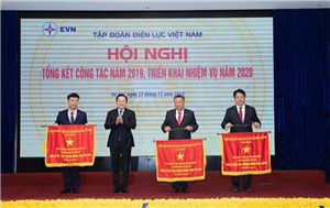 03 Chủ tịch Ủy ban quản lý vốn Nhà nước Nguyễn Hoàng Anh trao Cờ thi đua của Chính phủ cho các đơn vị trực thuộc EVN