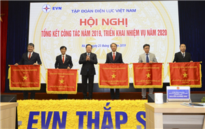 04 Chủ tịch Ủy ban quản lý vốn Nhà nước Nguyễn Hoàng Anh trao Cờ thi đua của Ủy ban quản lý vốn Nhà nước cho các đơn vị trực thuộc EVN
