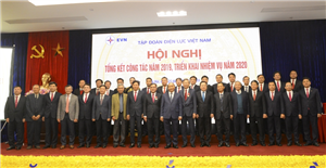 05 Thủ tướng Chính phủ Nguyễn Xuân Phúc chụp ảnh lưu niệm cùng Ban lãnh đạo Tập đoàn