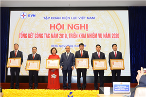 02 Thủ tướng Chính phủ Nguyễn Xuân Phúc trao Huân chương Lao động hạng Ba cho các cá nhân