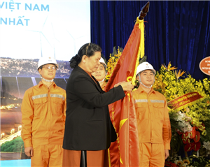 02 Ùy viên BCT, Phó Chủ tịch Thường trực Quốc hội Tòng Thị Phóng gắn Huy chương Lao đông hạng Nhất lên Cờ truyền thống EVN
