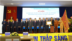 01 Ủy viên BCT, Phó Chủ tịch Thường trực Quốc hội Tòng Thị Phóng trao Huân chương Lao động hạng Nhất cho tập thể ban lãnh đạo EVN