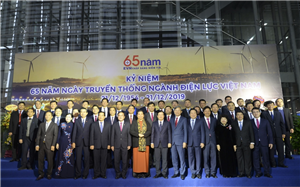 07 Phó Chủ tịch Thường trực Quốc hội Tòng Thị Phóng và Phó Thủ tướng Chính phủ Trịnh Đình Dũng chụp ảnh lưu niệm với Ban lãnh đạo EVN